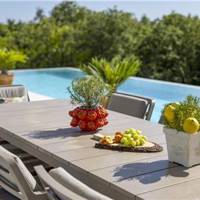 Luxury 4-Bedroom Villa with generous sized Infinity Pool near Buje, Istria. Sleeps 8